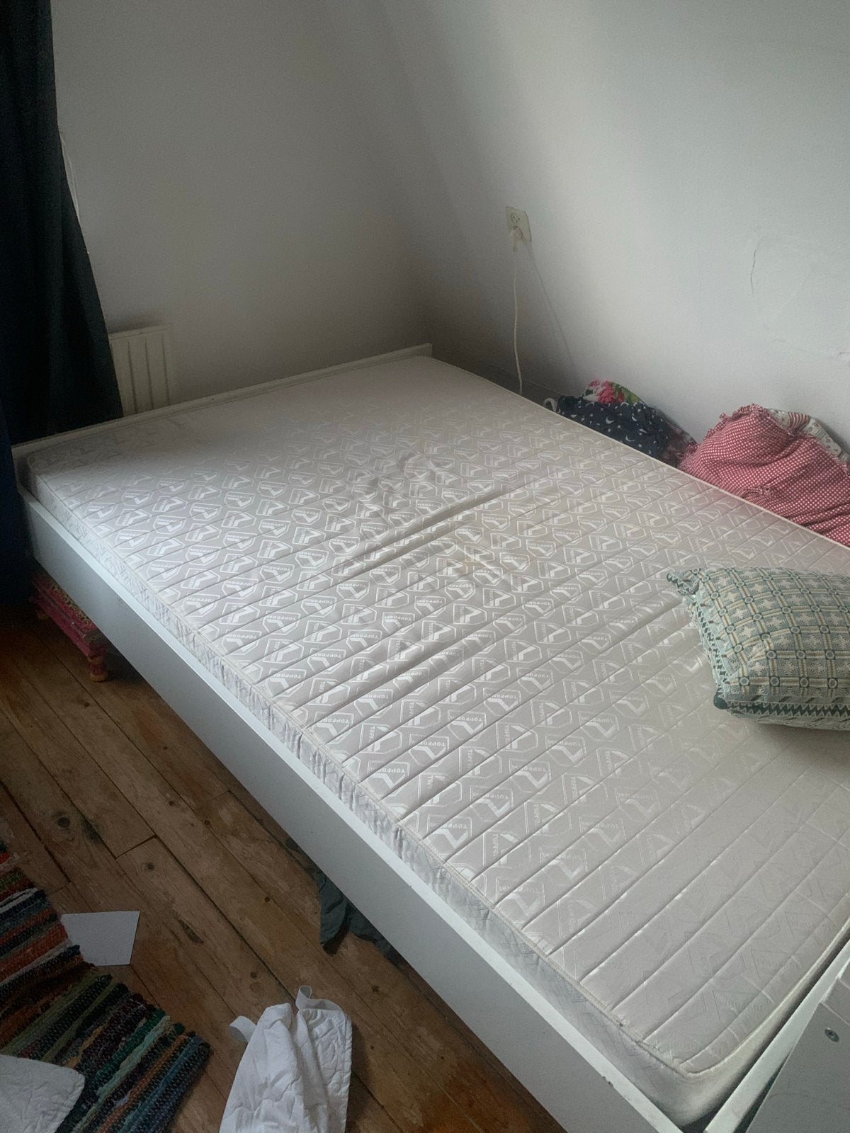 Gratis IKEA bed met gratis matras met beschadigd bedframe, Ophalen, Gebruikt, Wit, Tweepersoons