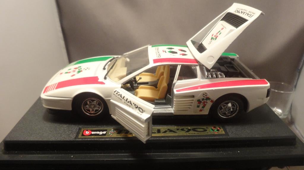 Burago Ferrari TestaRossa 1984 WK 1990 Voetbal 1:24 zeldzaam, Hobby en Vrije tijd, Modelauto's | 1:24, Ophalen of Verzenden, Nieuw