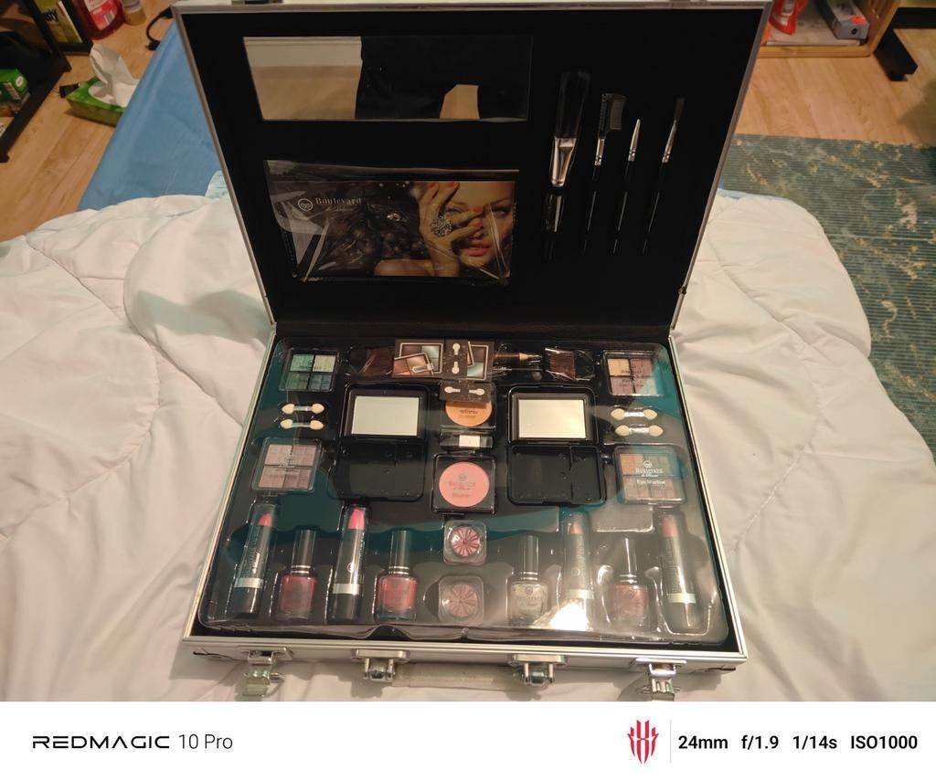 Makeup benodigheden in een koffer, Overige kleuren, Gehele gezicht, Nieuw, Ophalen of Verzenden