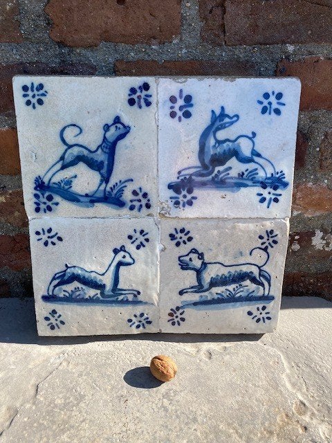 antiek  tegeltableau , honden, primitief, Delft, 17de, Antiek en Kunst, Ophalen of Verzenden