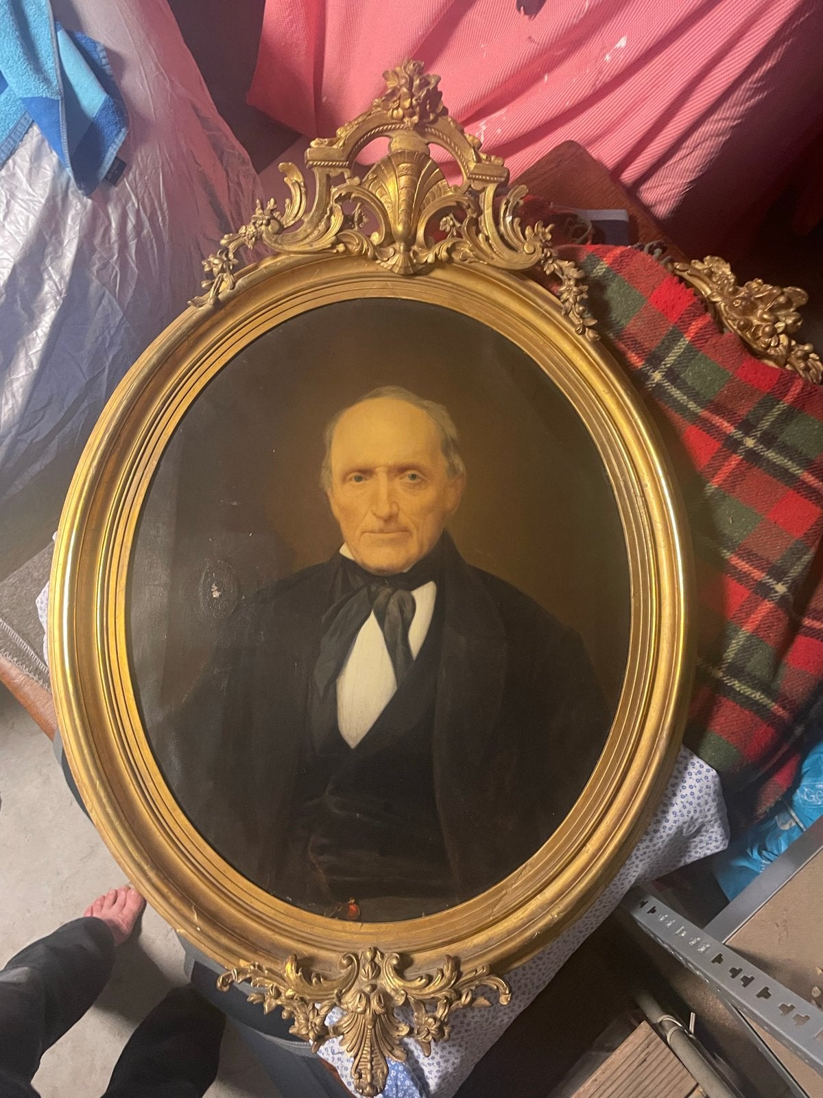 19e eeuws olieverfschilderij: Statige heer in gouden lijst, Ophalen, Doek, Portret of Personen, Bijzondere lijst