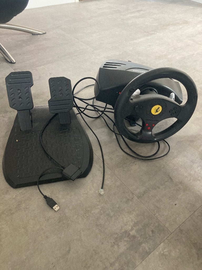 Ferrari stuur met pedalen, Spelcomputers en Games, Spelcomputers | Xbox | Accessoires, Ophalen of Verzenden, Gebruikt, Stuurtje of Sportattribuut