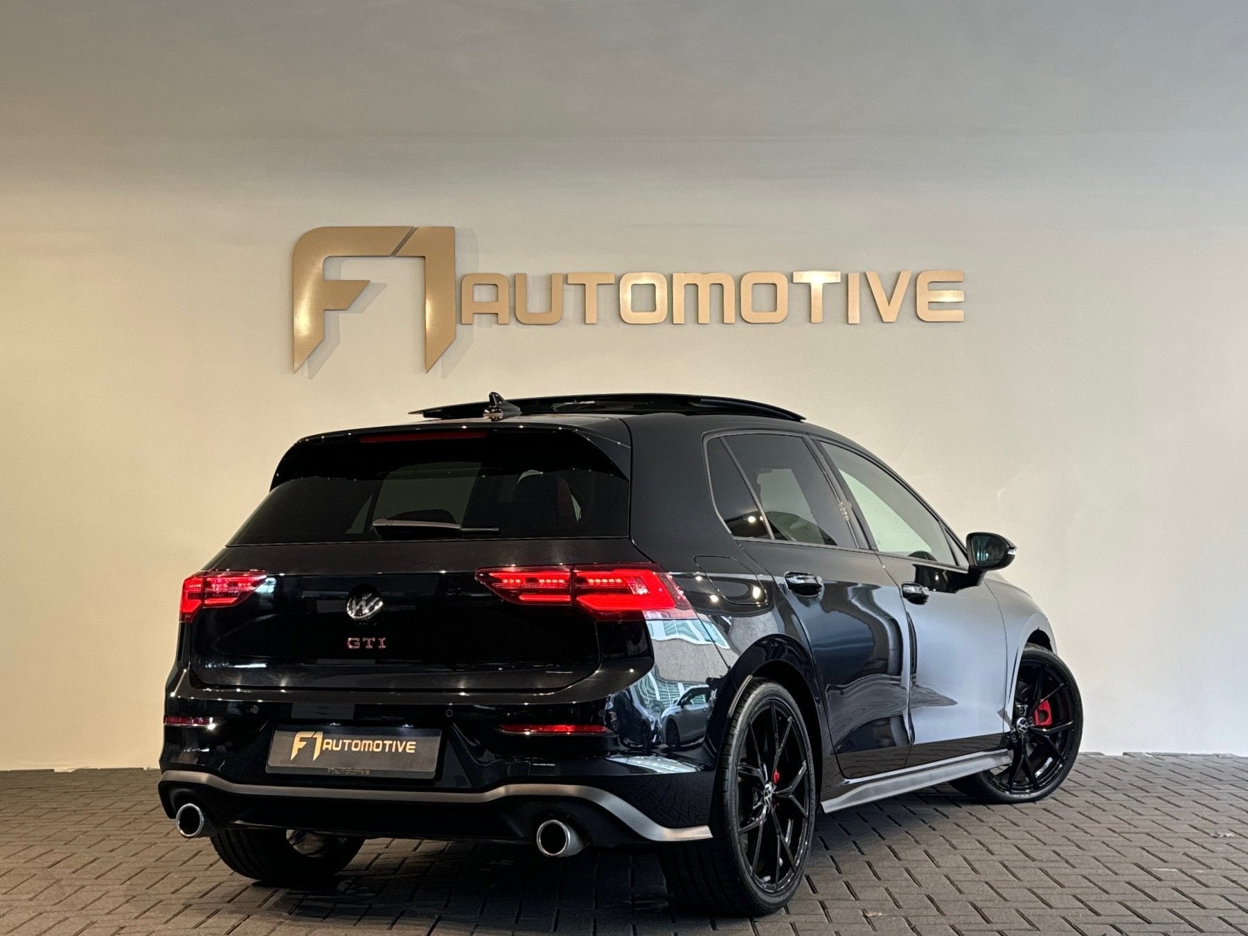 Volkswagen Golf 2.0 TSI GTI Pano|HuD|H/K|Keyless|Camera|Sfee, 730 kg, Gebruikt, Zwart, 4 cilinders