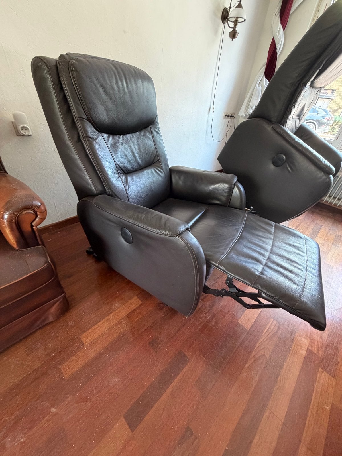 Comfortabele leren relaxfauteuil met elektrische functie, Gebruikt, Leer, Ophalen of Verzenden, 75 tot 100 cm
