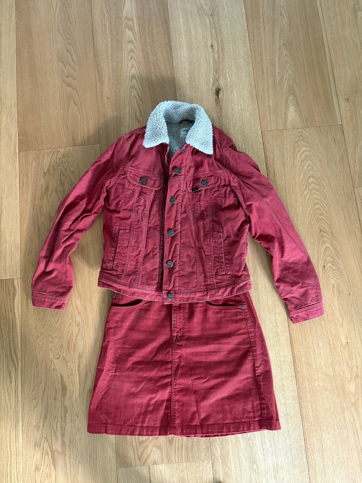 Lee corduroy set: jasje en rokje maat S, Ophalen of Verzenden, Zo goed als nieuw, Maat 36 (S), Rood