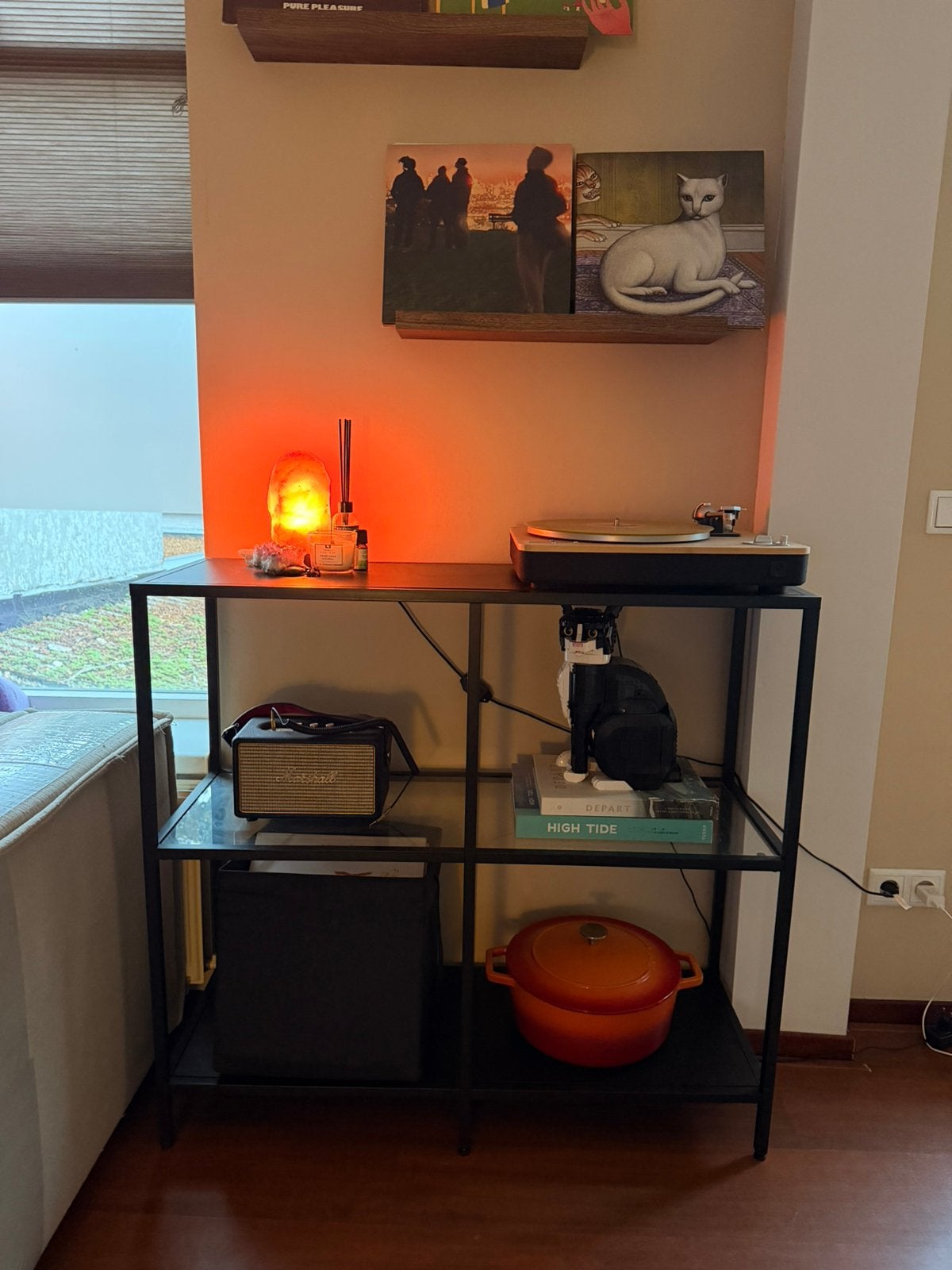 IKEA VITTSJÖ vakken kast zwart met donkerbruin hout & glas, Ophalen, Zo goed als nieuw