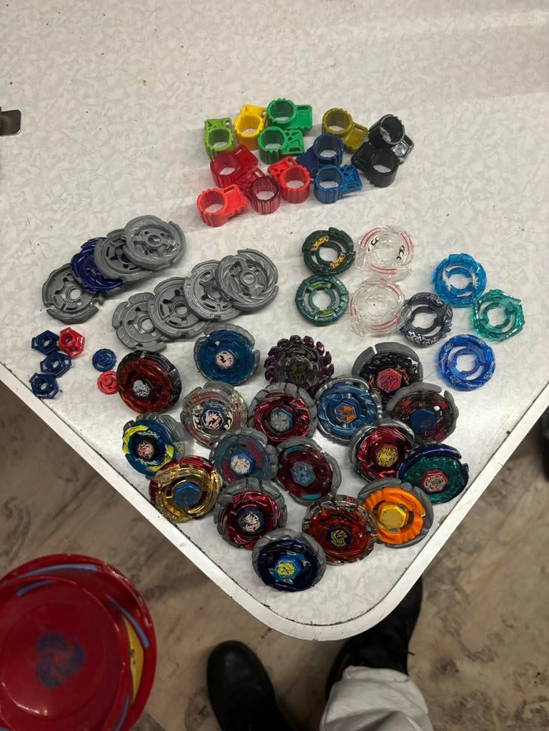 Metal BeyBlades + launchers + arena, Ophalen of Verzenden, Gebruikt