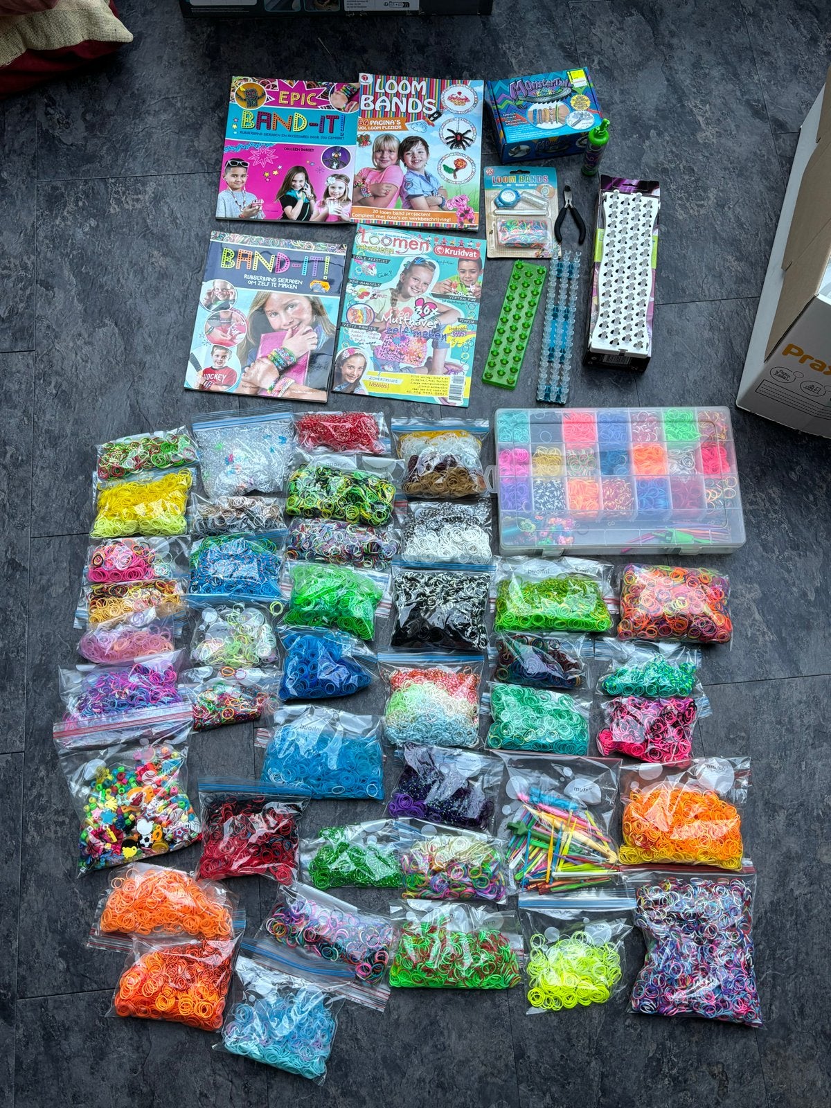 Grote Loom Bands collectie met boeken en accessoires, Hobby en Vrije tijd, Overige thema's, Meerkleurig, Ophalen of Verzenden