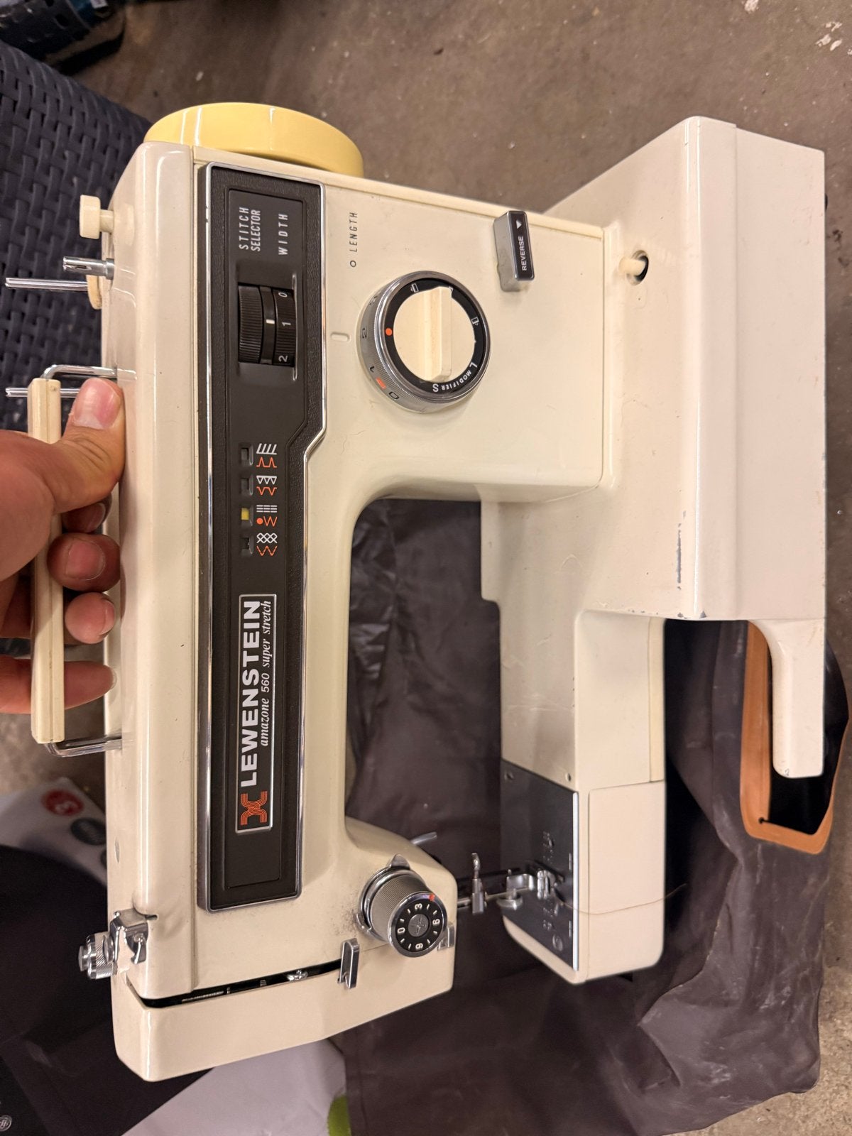 Lewenstein Amazone 560 Super Stretch Naaimachine, Hobby en Vrije tijd, Naaimachines en Toebehoren, Ophalen, Gebruikt, Naaimachine