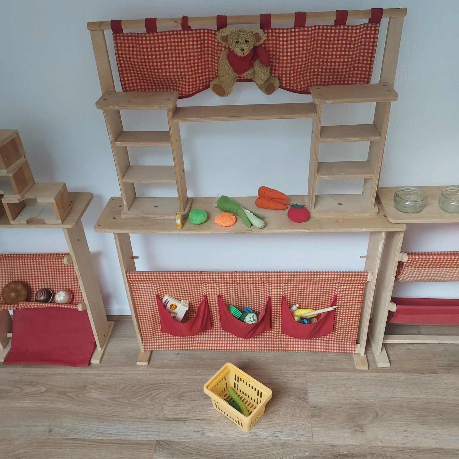 Houten grote kinderwinkel, boodschappen, rood witte stof, Kinderen en Baby's, Speelgoed | Houten speelgoed, Ophalen, Zo goed als nieuw
