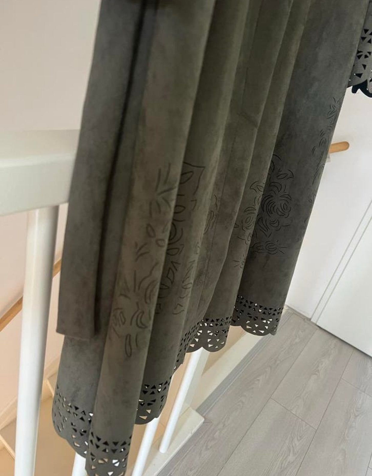 Lange suède-look jas met lasergesneden details, Ophalen of Verzenden, Zo goed als nieuw, Maat 38/40 (M), Groen