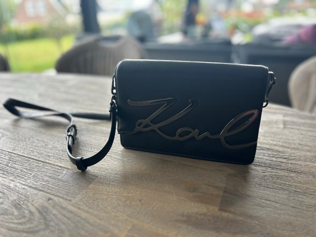 Karl Lagerfeld Schoudertasje Zwart, Sieraden, Tassen en Uiterlijk, Zonnebrillen en Brillen | Dames, Zo goed als nieuw, Ophalen of Verzenden