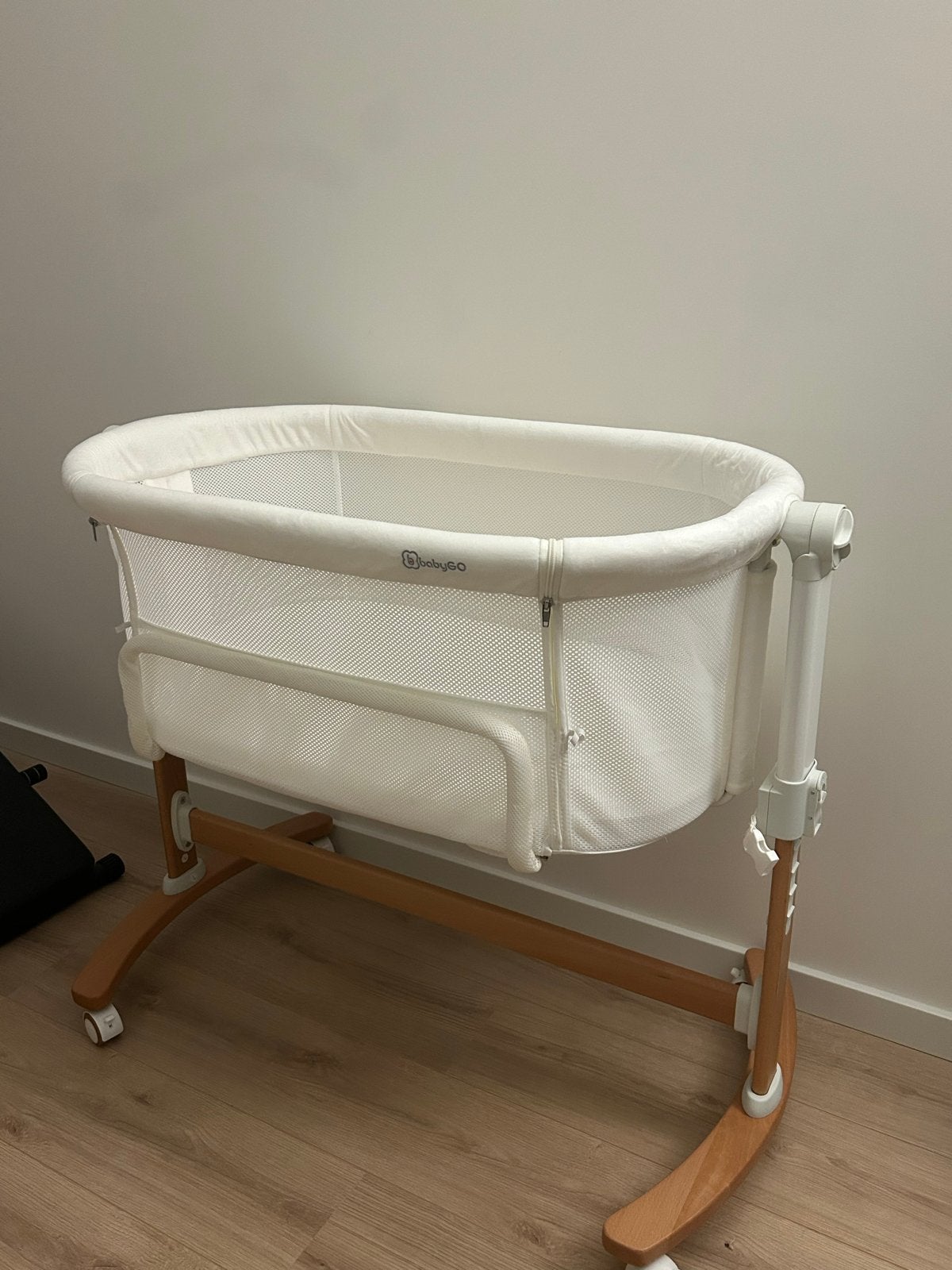 BabyGO Co-Sleeper / Wieg - Wit met Houten Onderstel, Ophalen, Zo goed als nieuw, Wieg