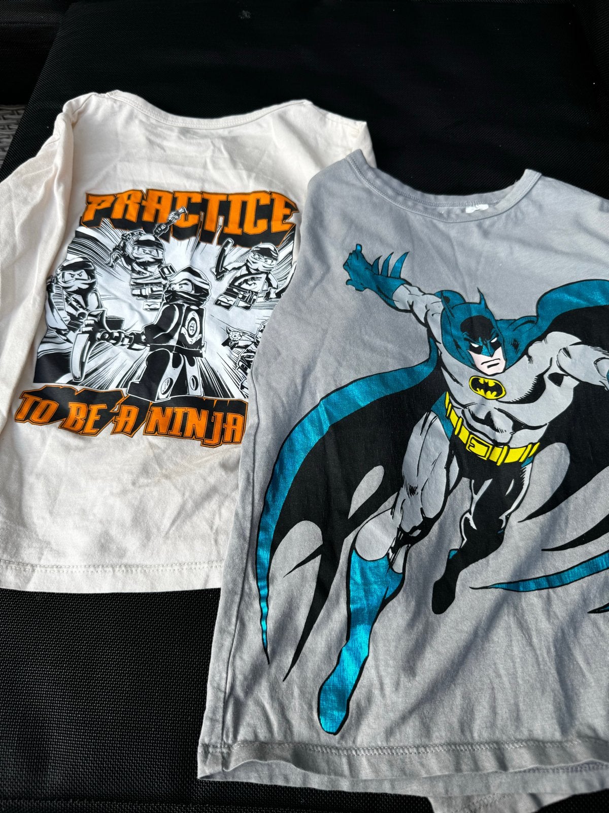 2x Longsleeve Ninjago & Batman maat 122-128 zgan, Ophalen of Verzenden, Zo goed als nieuw, Jongen, Shirt of Longsleeve