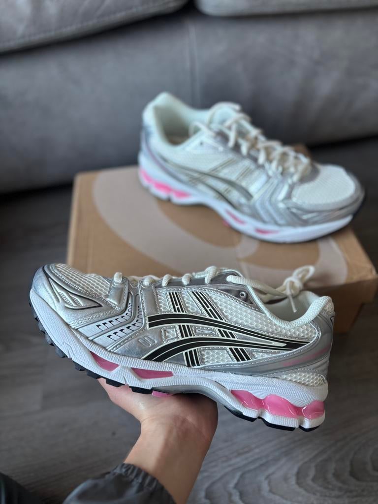 Asics kayano wit-roze, Sport en Fitness, Loopsport en Atletiek, Verzenden, Zo goed als nieuw, Hardloopschoenen, Asics