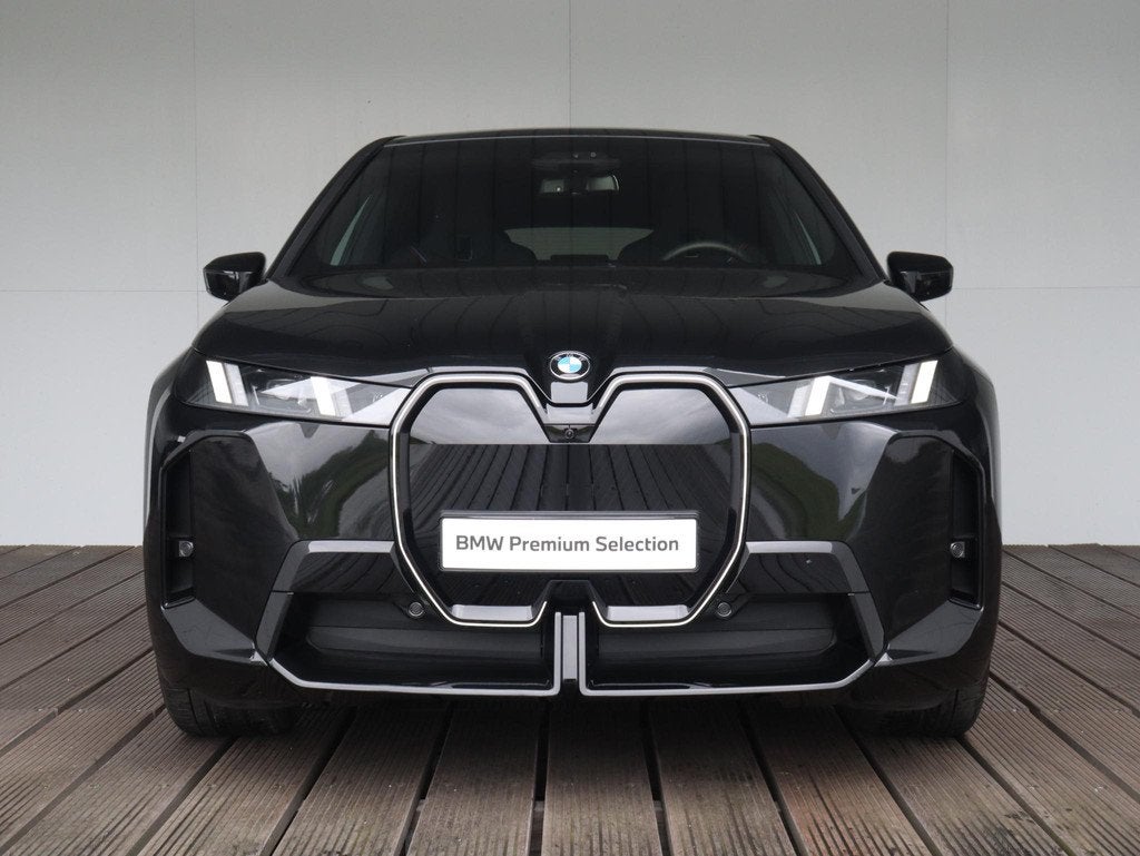 BMW iX xDrive60 | M Sportpakket Pro | Innovation Pack | Harm, Auto's, BMW, Stof, Zwart, Met garantie (alle), Zwart