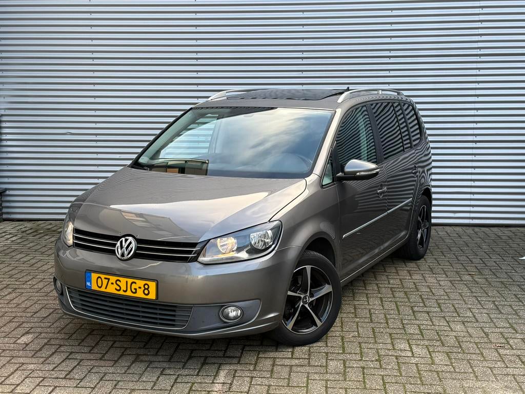 Volkswagen Touran 7 Persoons Trekhaak Panoramadak Navi Leder, Auto's, Voorwielaandrijving, Euro 5, 4 cilinders, 7 stoelen