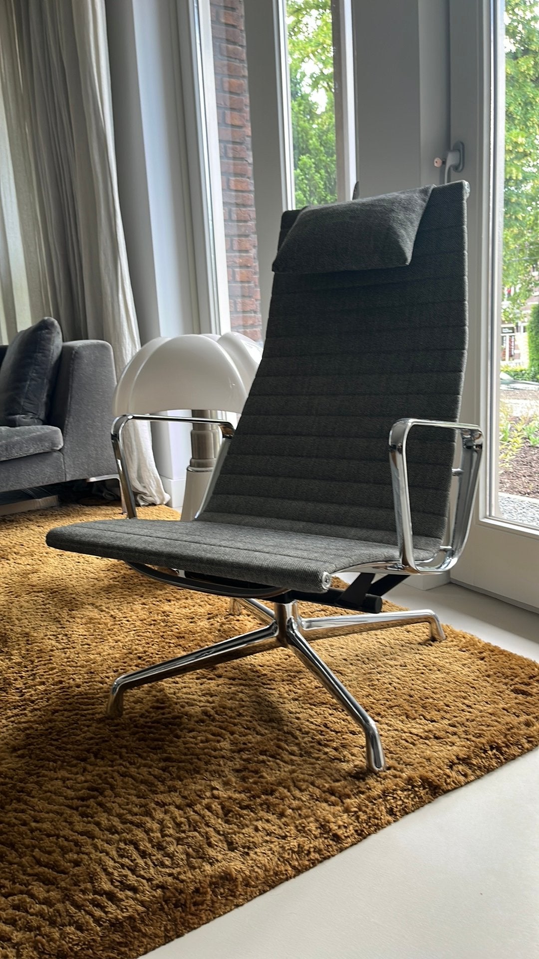 Vitra fauteuil en hocker, Ophalen, Zo goed als nieuw, 75 tot 100 cm, 50 tot 75 cm