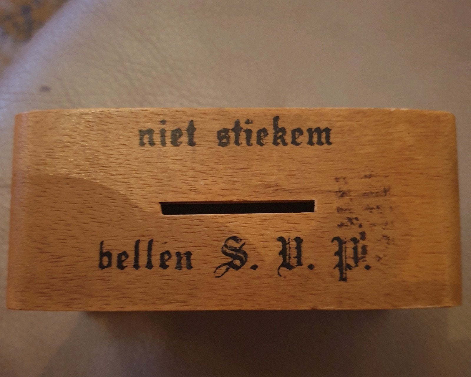 Vintage houten spaarpot "niet stiekem bellen S.V.P.", Ophalen of Verzenden, Gebruikt, Hout, Overige thema's