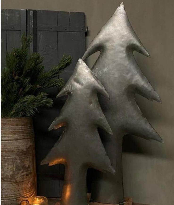 2 mooie sobere zinken kerstbomen op houten voet NIEUW, Ophalen of Verzenden, Nieuw