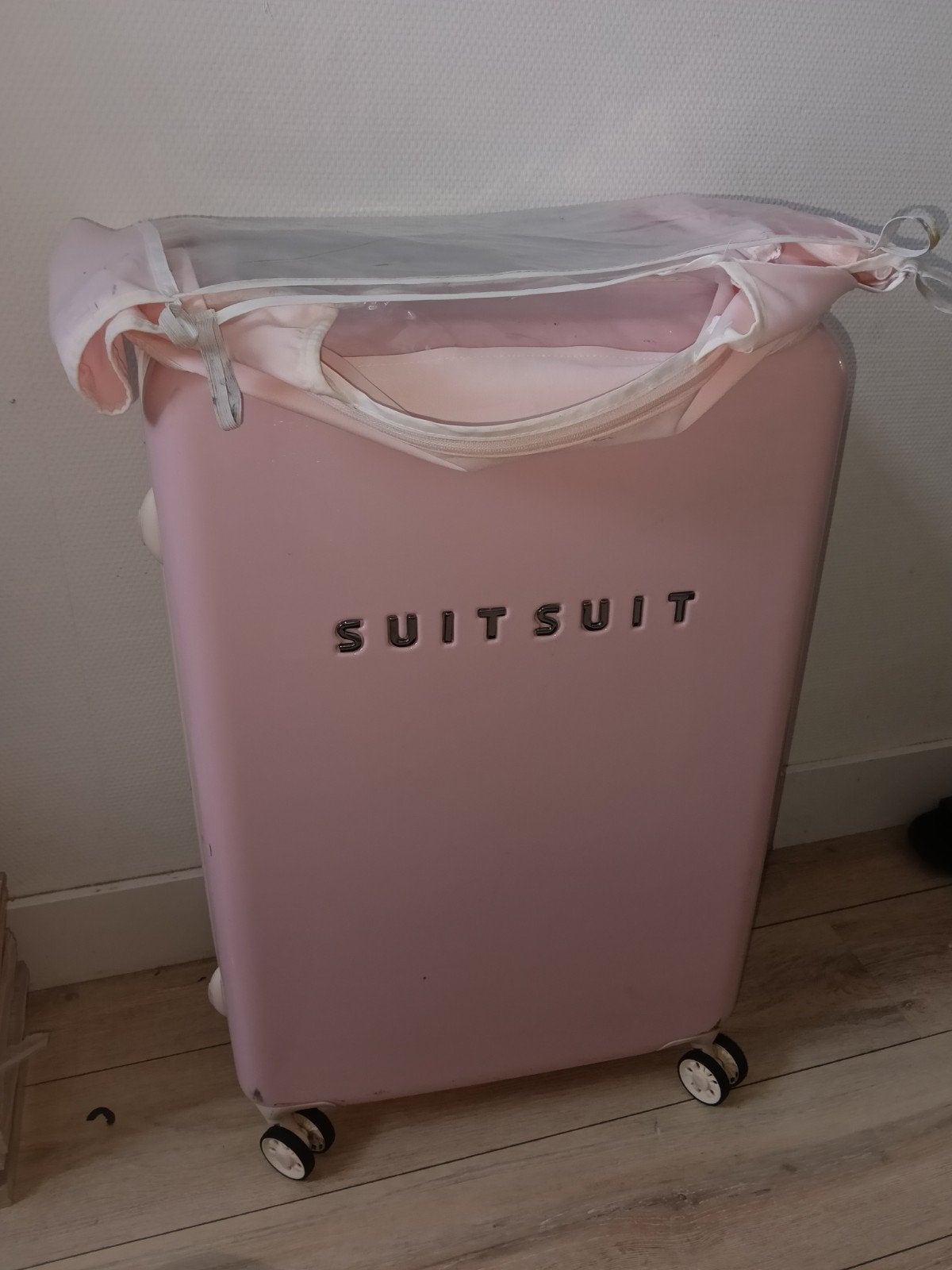SUITSUIT XL Koffer Roze 76cm - Zo goed als nieuw, Wieltjes, Hard kunststof, 45 tot 55 cm, Ophalen of Verzenden