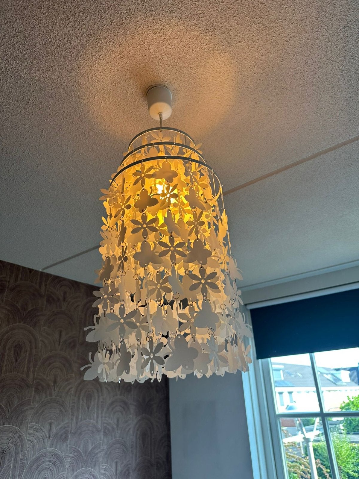 Witte hanglamp met bloemmotief, Huis en Inrichting, Lampen | Hanglampen, Ophalen, Gebruikt, Metaal, E27 (groot)