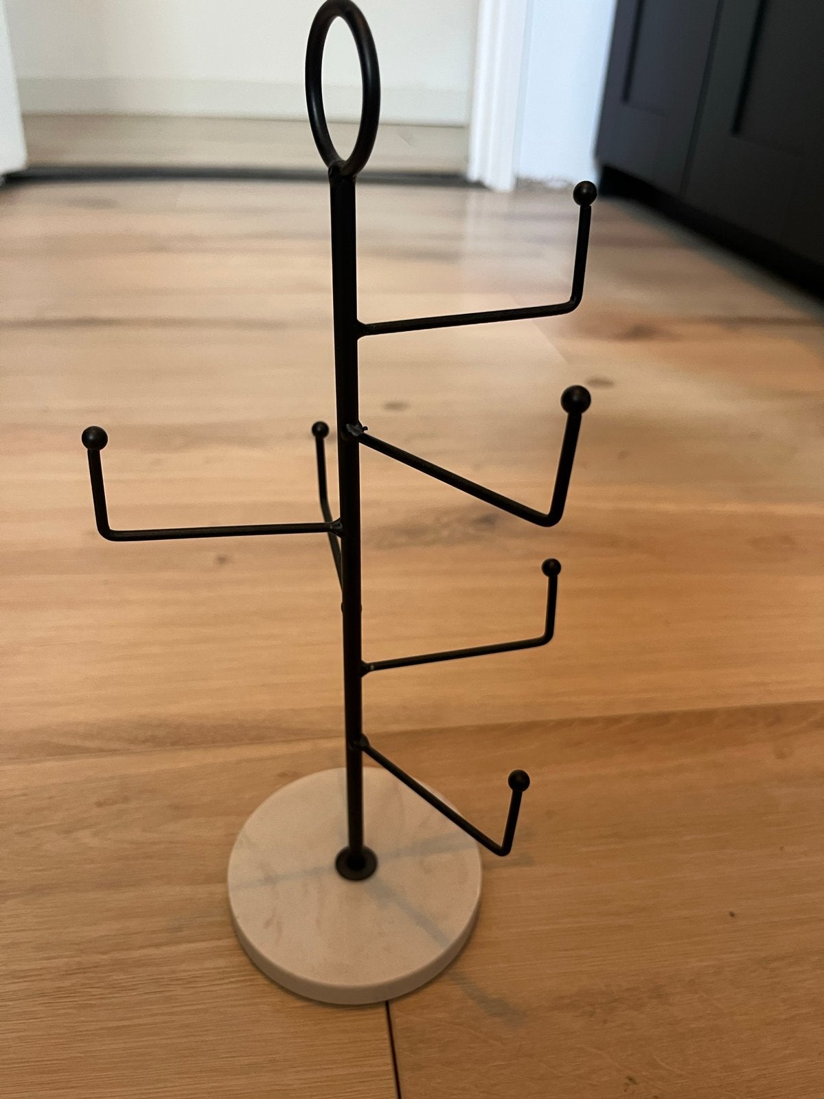 Zwart metalen sieradenrekje met marmer voetje, Ophalen, Nieuw, Zwart, Metaal