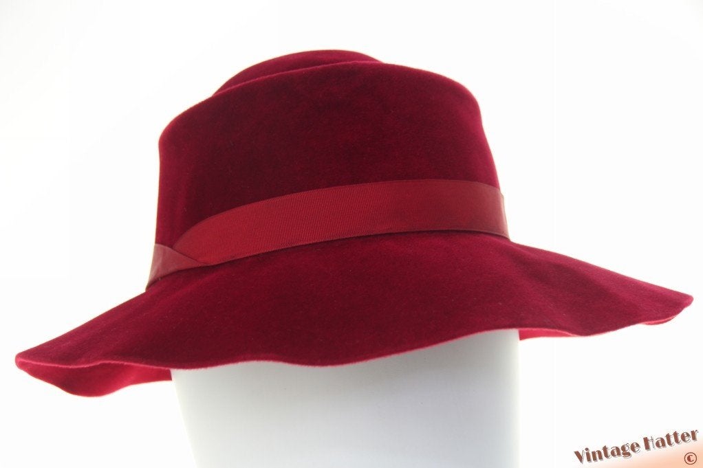 Vintage dameshoed Flechet bordeaux rood flexibel velour 55 S, 55 cm (S, 6⅞ inch) of minder, Hoed, Ophalen of Verzenden, Zo goed als nieuw