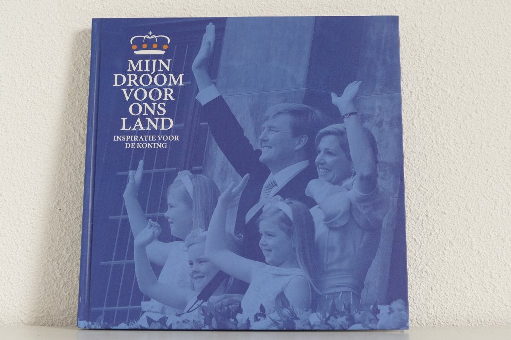 Naslagwerk Oranjehuis, inhuldiging Koning Willem-Alexander, Ophalen of Verzenden, Zo goed als nieuw, Nederland, Tijdschrift of Boek