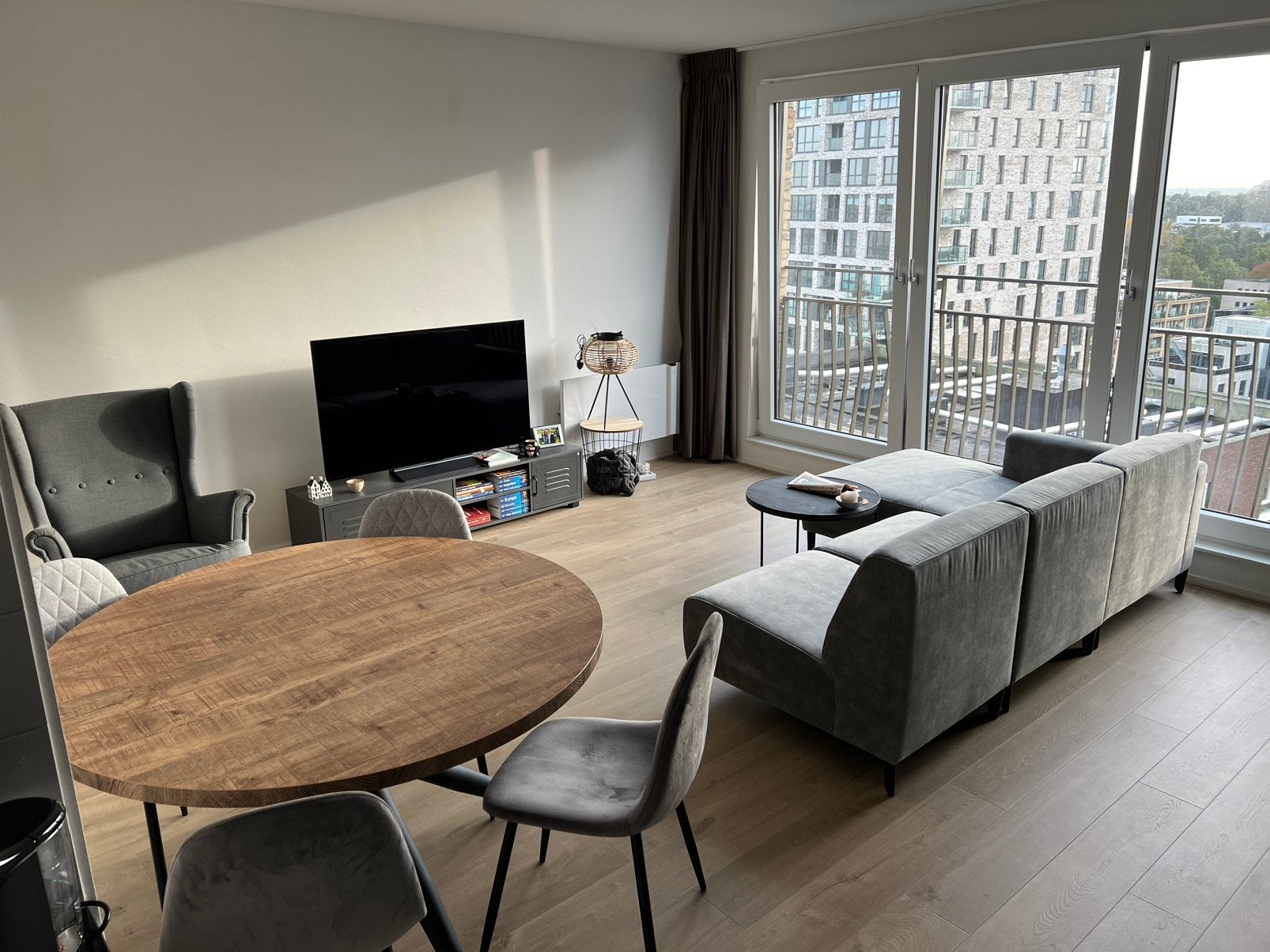 Luxe hoekbank lichtgrijs 238x158 – 3 jaar oud – €2.400 nieuw, Ophalen, Zo goed als nieuw, Stof