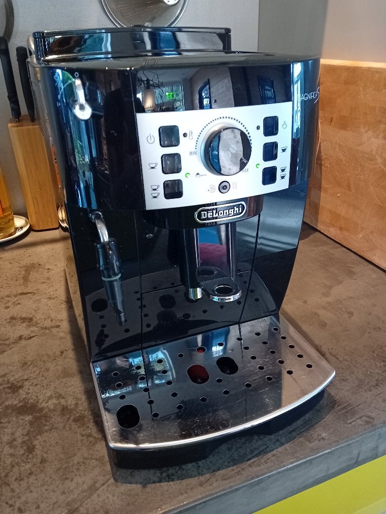 De'Longhi Magnifica S  volautomatische espressomachine, Ophalen, Espresso apparaat, Koffiebonen, Zo goed als nieuw