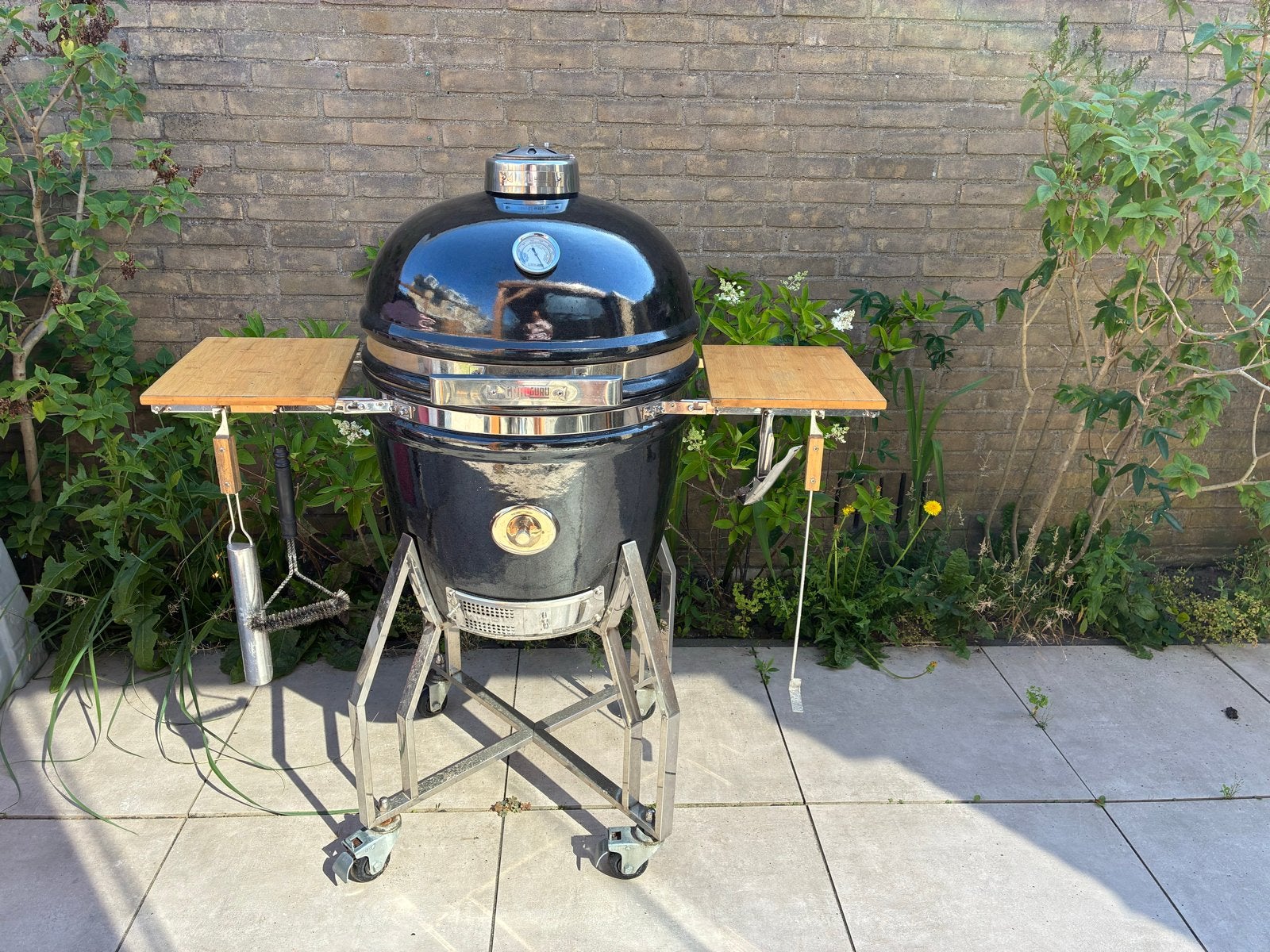 Kamado BBQ met zijtafels en onderstel, Ophalen, Gebruikt