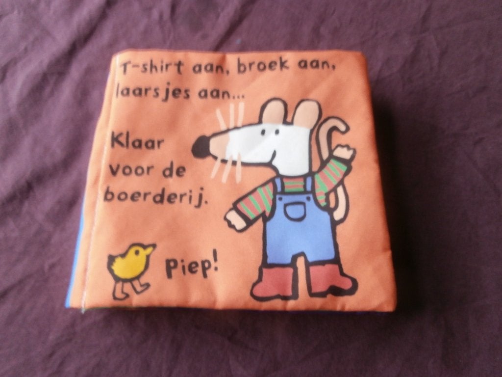 Babyspeelgoed stoffen boekje Kleertjes aan muis Lucy Cousins, Ophalen of Verzenden, Gebruikt, Taal en Lezen, Met geluid