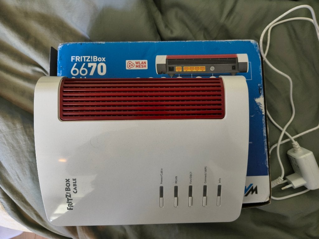 AVM Fritzbox Fritz!Box kabelrouter 6670 met WiFi 7 en Zigbee, Computers en Software, Ophalen of Verzenden, Zo goed als nieuw, Router met modem