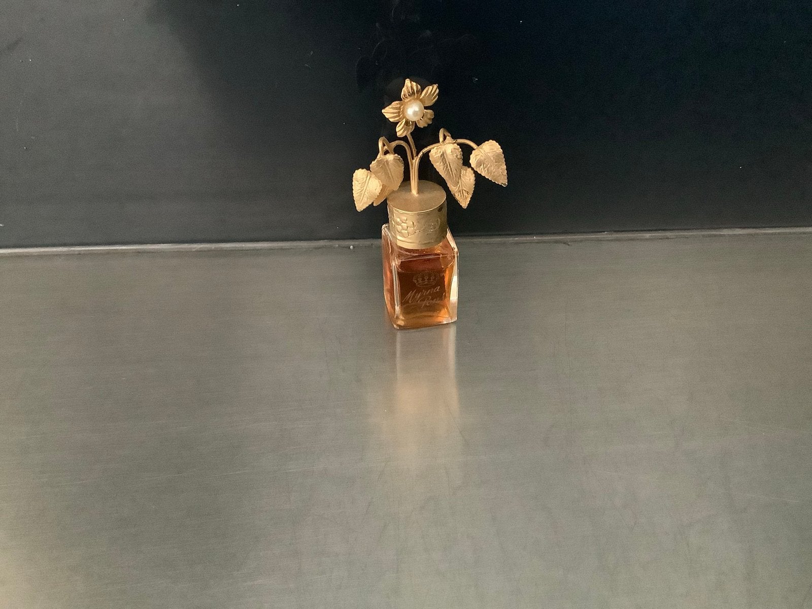 Vintage Myrna Pons mini parfumflesje met bloemdecoratie, Ophalen of Verzenden, Gebruikt