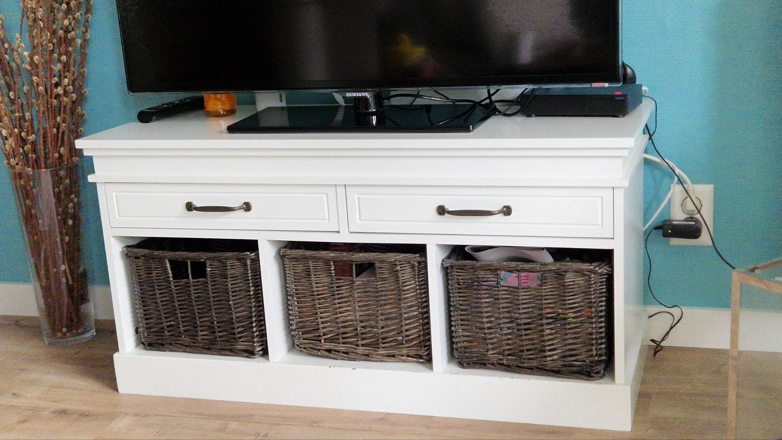 Wit tv-meubel met rieten manden, Ophalen, Gebruikt, 100 tot 150 cm, Minder dan 100 cm