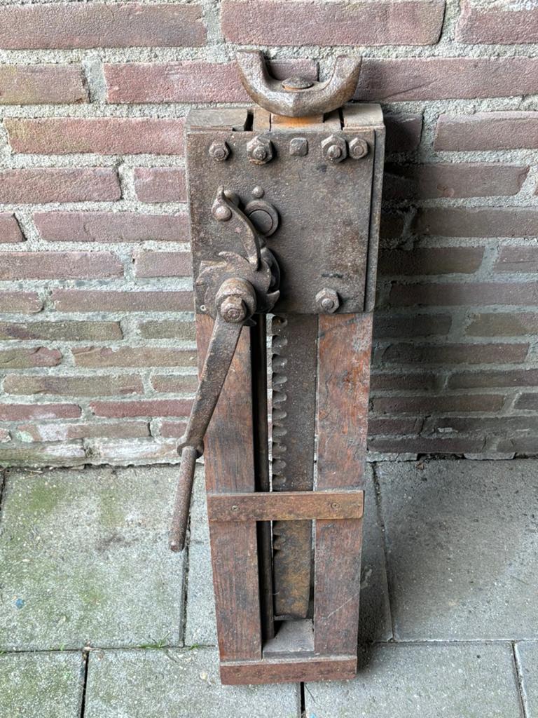 antieke dommekracht., Ophalen