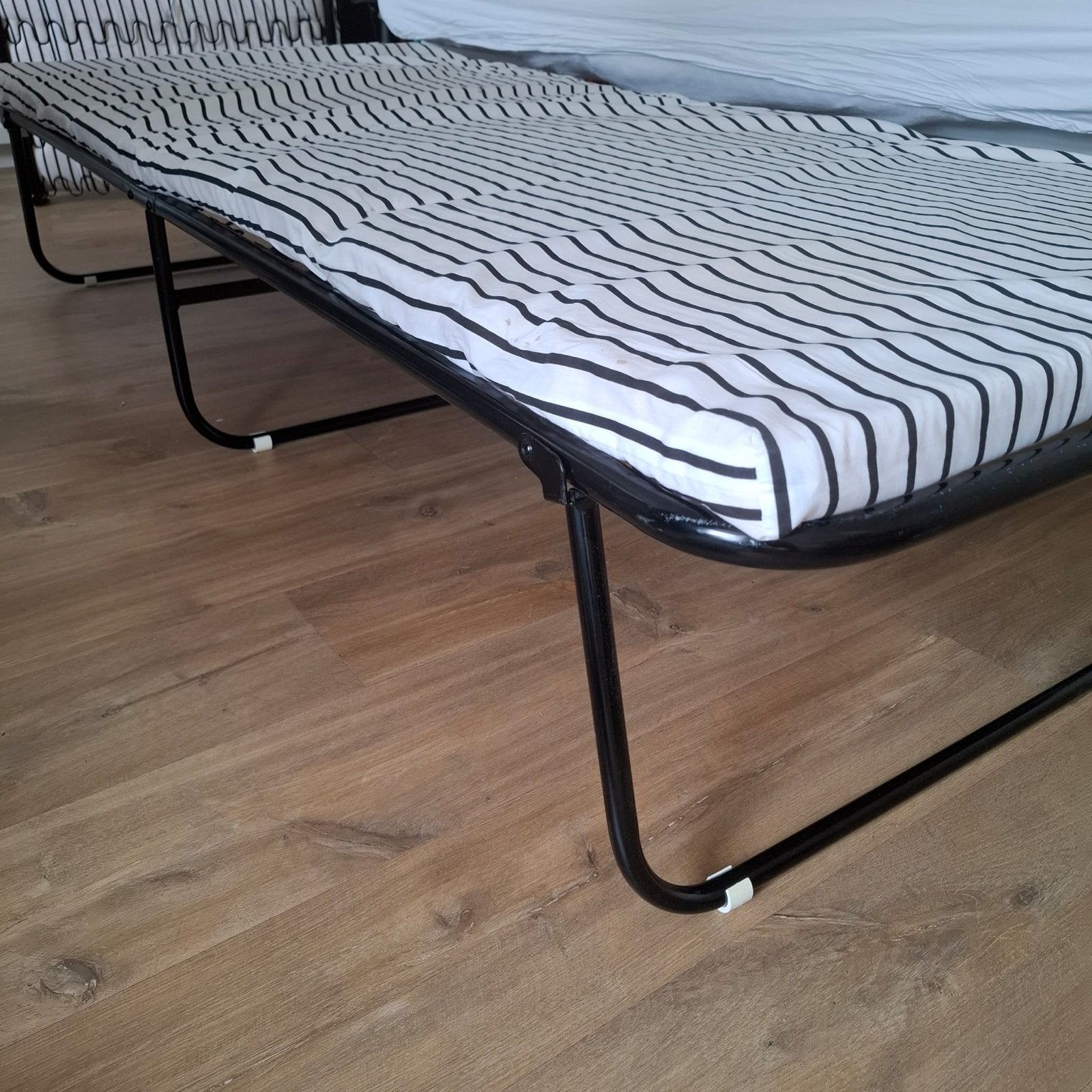 IKEA SYLLING Opklapbed - Eenpersoons, Zwart/Wit gestreept, Huis en Inrichting, Ophalen, Eenpersoons, Zwart, 190 cm of minder