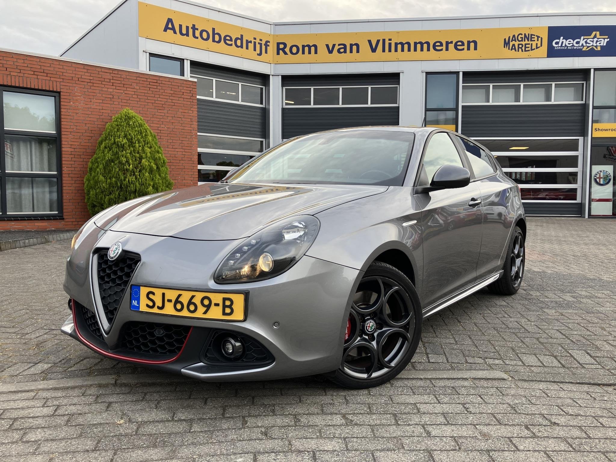 Alfa Romeo Giulietta 1.4 Turbo MultiAir Super | Rood lederen, Stof, Euro 6, 4 cilinders, Electronic Stability Program (ESP)