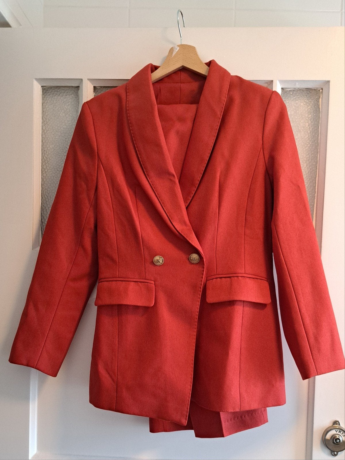 NIEUW oranje-rood damespak (S/M) met knopen, Kleding | Dames, Kostuum of Pak, Nieuw, Oranje, Ophalen of Verzenden