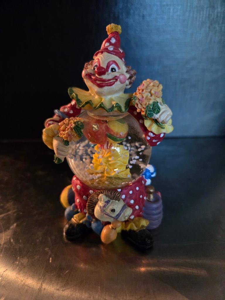 Clown met glazen sneeuwbol buik - 10 cm, Ophalen of Verzenden