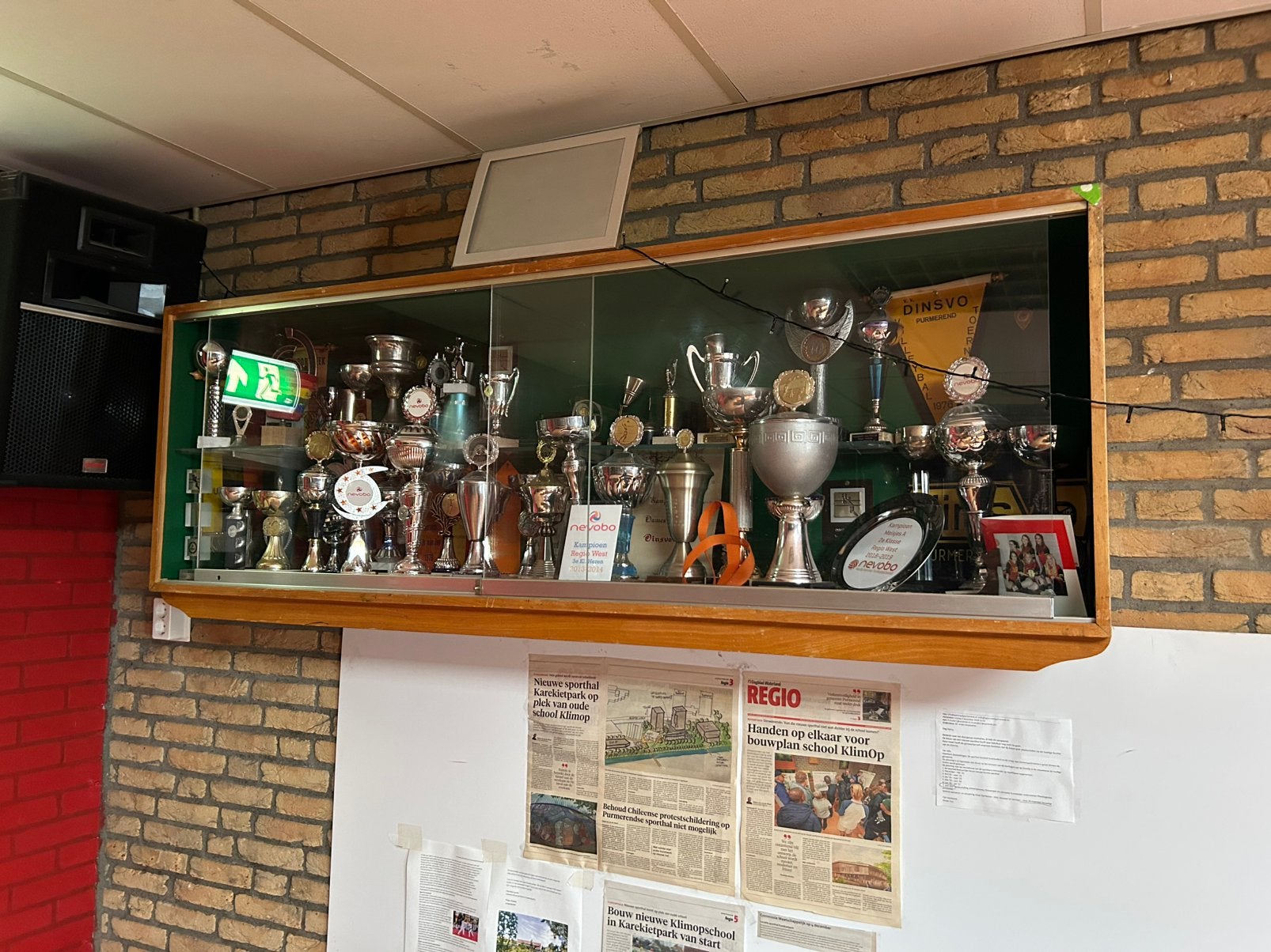 Houten Vitrinekast prijzenkast, Ophalen, Zo goed als nieuw