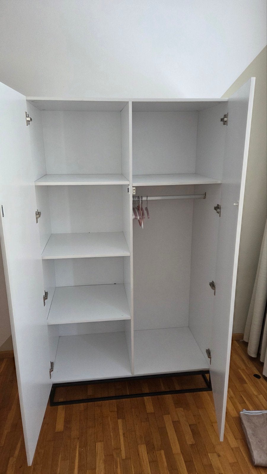 Moderne witte kledingkast met planken en hangruimte, Ophalen, Met deur(en), 100 tot 150 cm, Zo goed als nieuw
