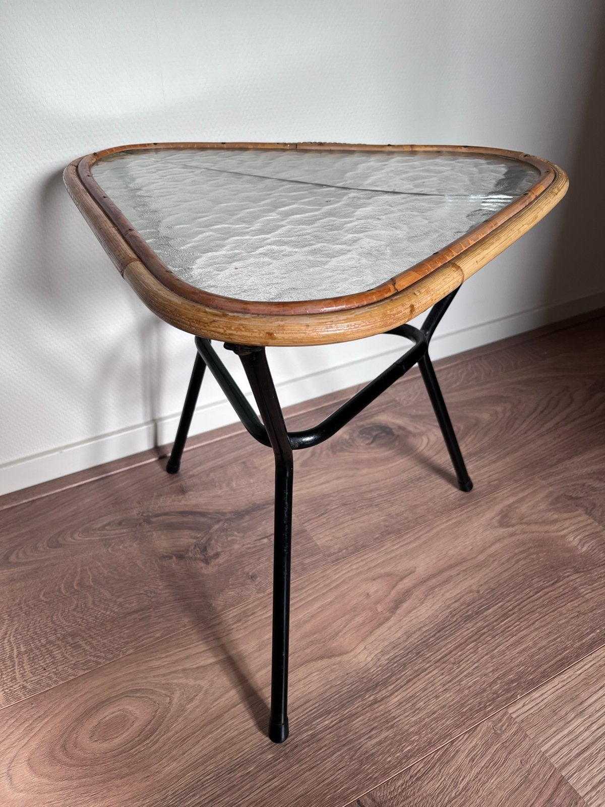 Vintage bamboe/ rotan bijzettafel met glazen blad (scheur), Minder dan 55 cm, Gebruikt, Glas, Overige vormen