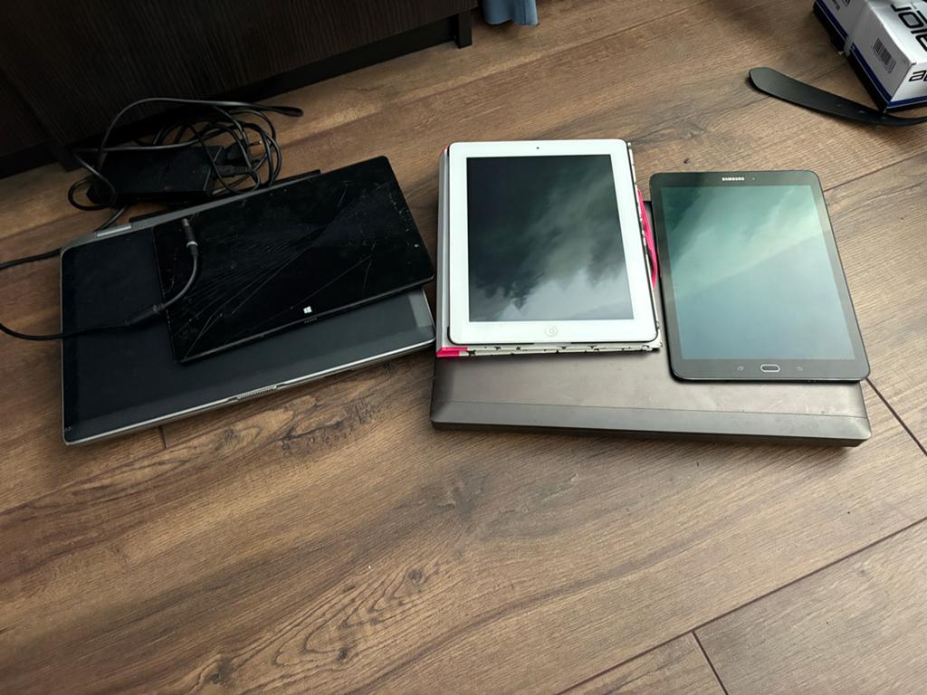 Aangeboden laptops en tablets. Zie omschrijving, Computers en Software, Windows Laptops, Ophalen of Verzenden, Zo goed als nieuw