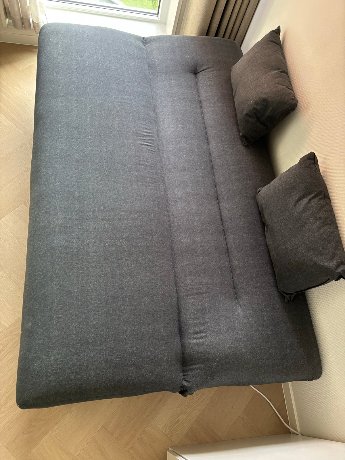 Donkergrijze slaapbank/futon met kussens, Ophalen, 140 cm, Zo goed als nieuw, Twijfelaar