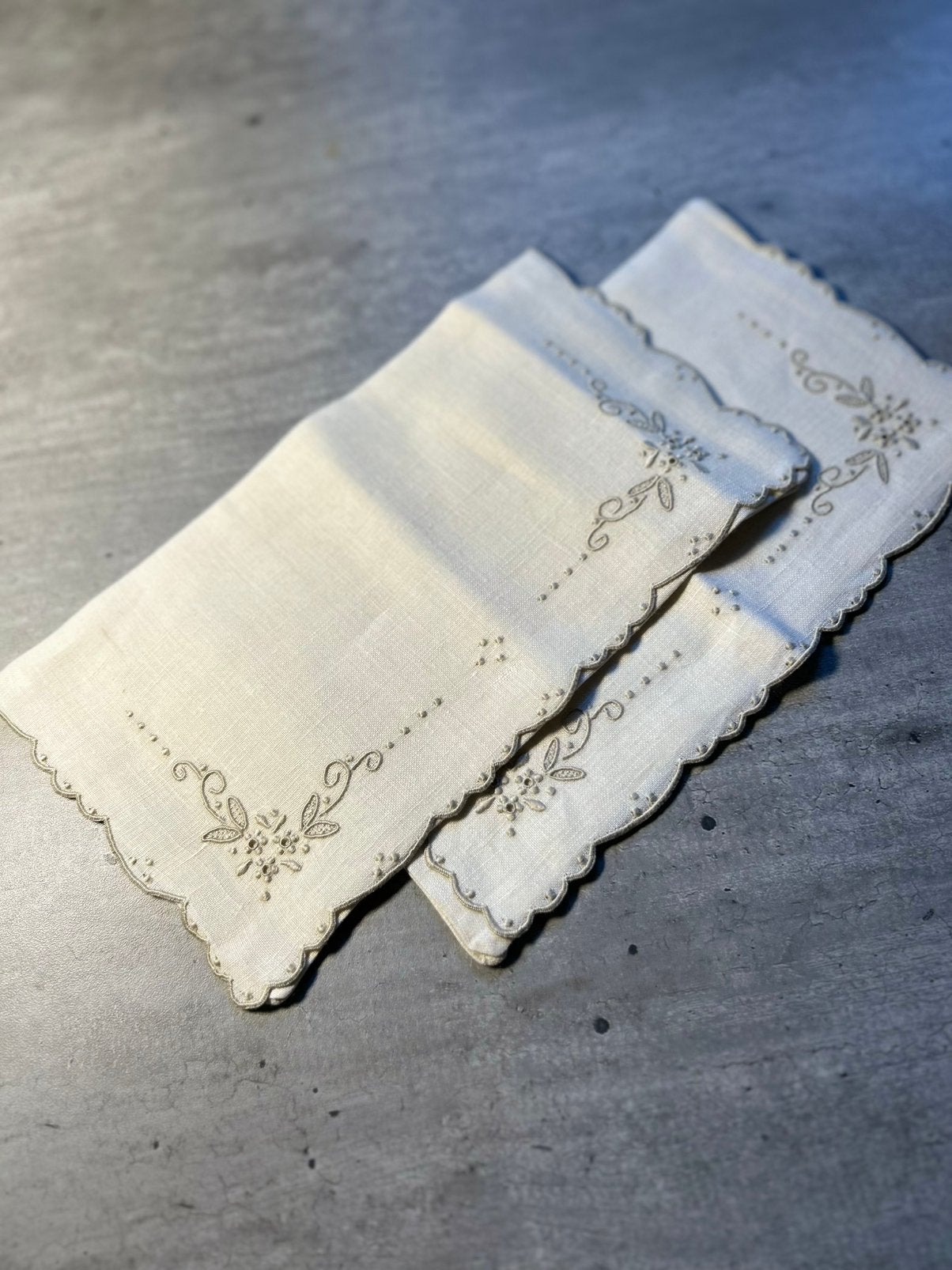 2 x stoffen antieke geborduurde enveloppe voor zakdoekjes, Antiek en Kunst, Curiosa en Brocante, Ophalen of Verzenden