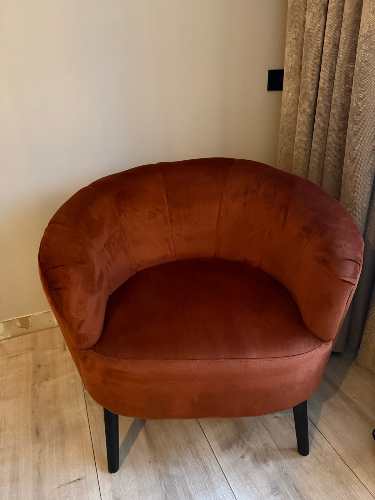 Comfortabele oranje fluwelen fauteuil, Huis en Inrichting, Fauteuils, Ophalen, Minder dan 75 cm, Zo goed als nieuw, Stof