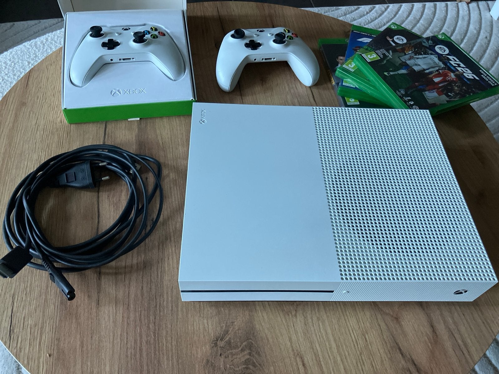 Xbox One S (500gb) met 2 controllers en 4 games, Spelcomputers en Games, Met 2 controllers, Xbox One S, Ophalen of Verzenden, Zo goed als nieuw