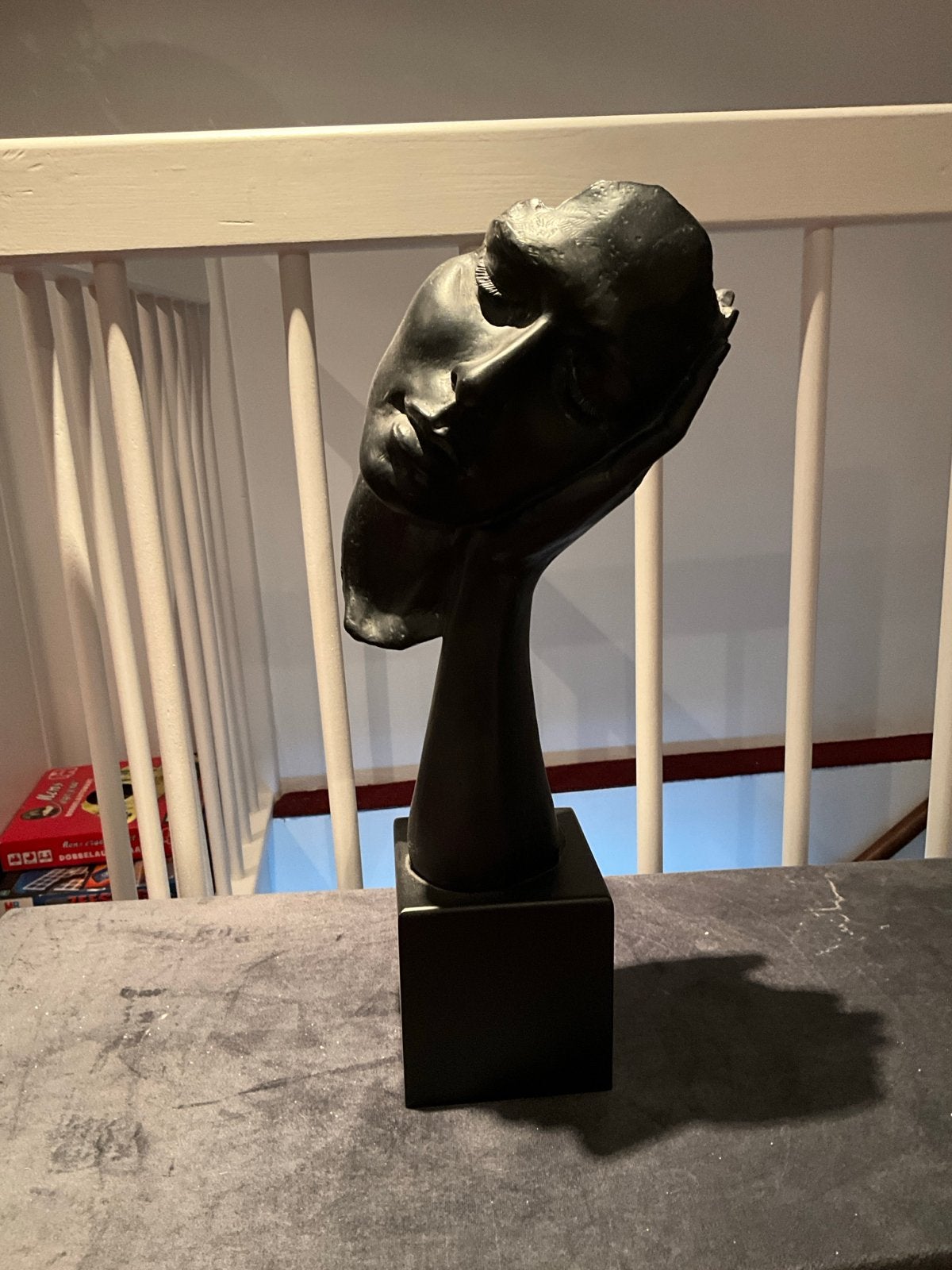 Abstracte buste van een vrouw, donkerkleurig, Ophalen, Buste, Op sokkel, Overige materialen
